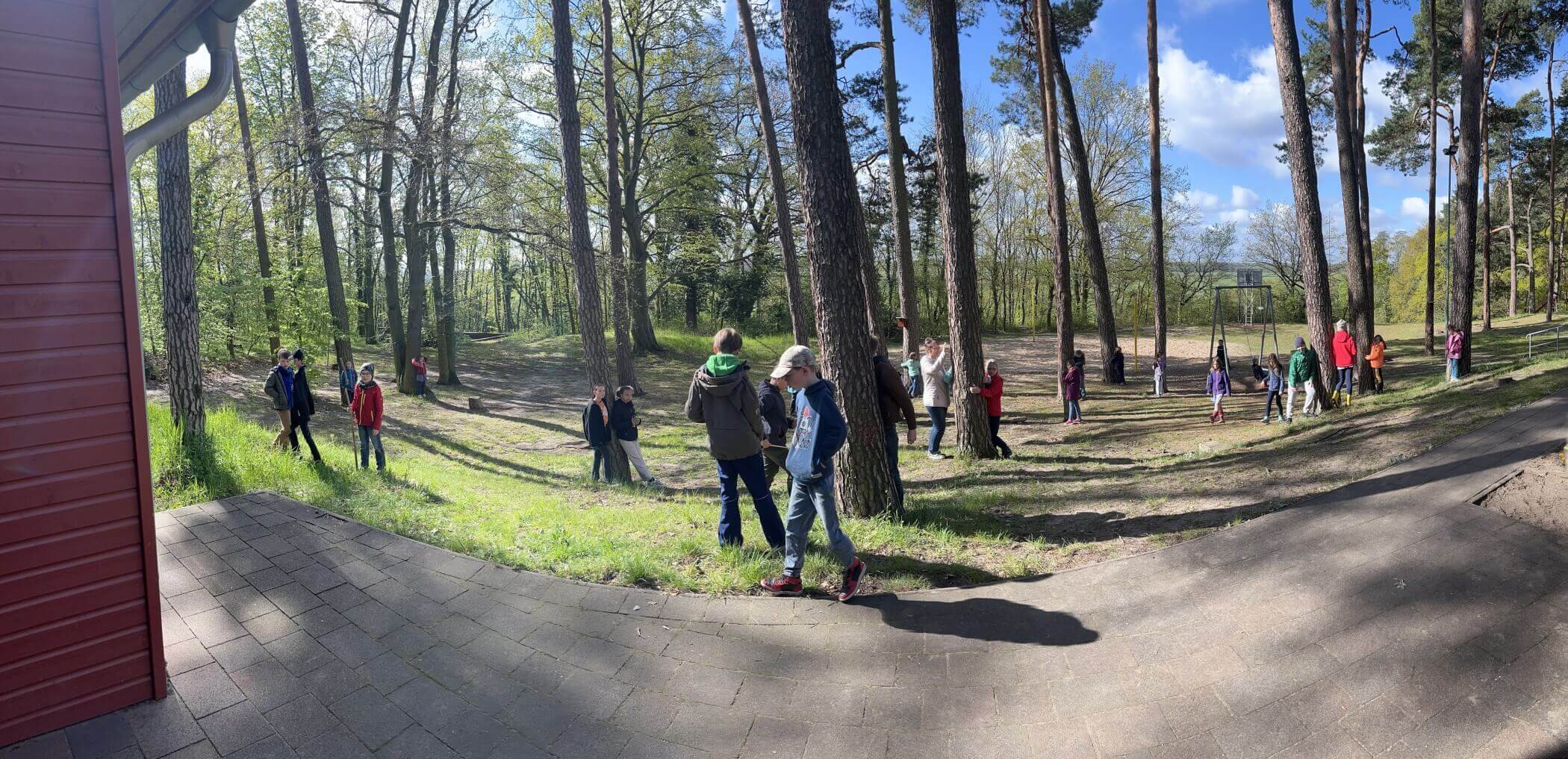 Kiner verabschieden sich mit Umarmungen von Bäumen in Steutz