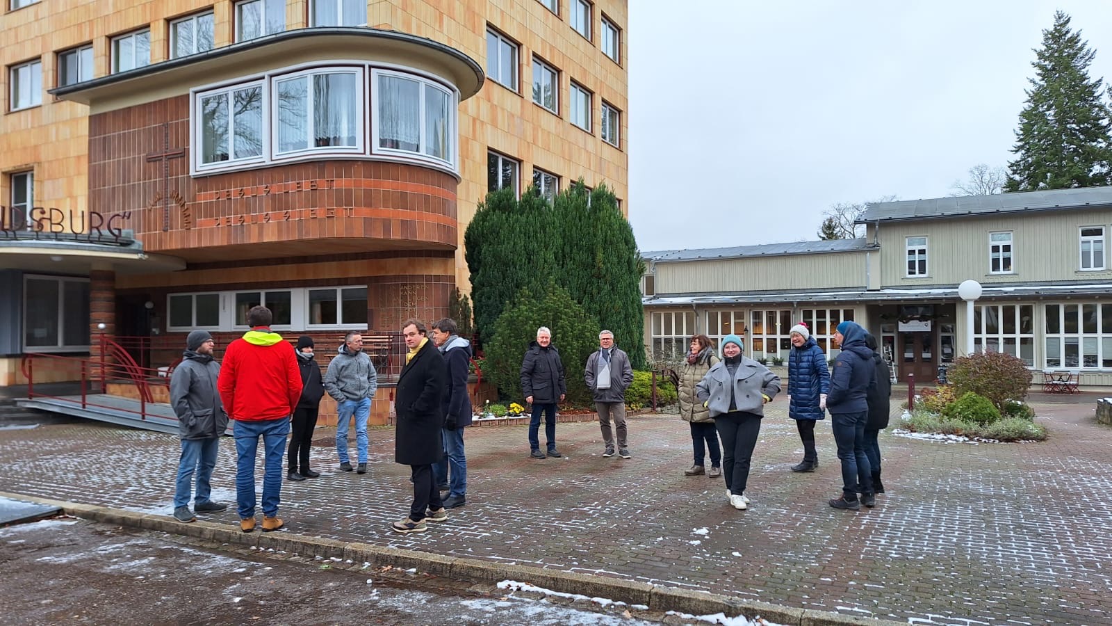 Menschen vor dem Diakonissenmutterhaus in Elbingerrode