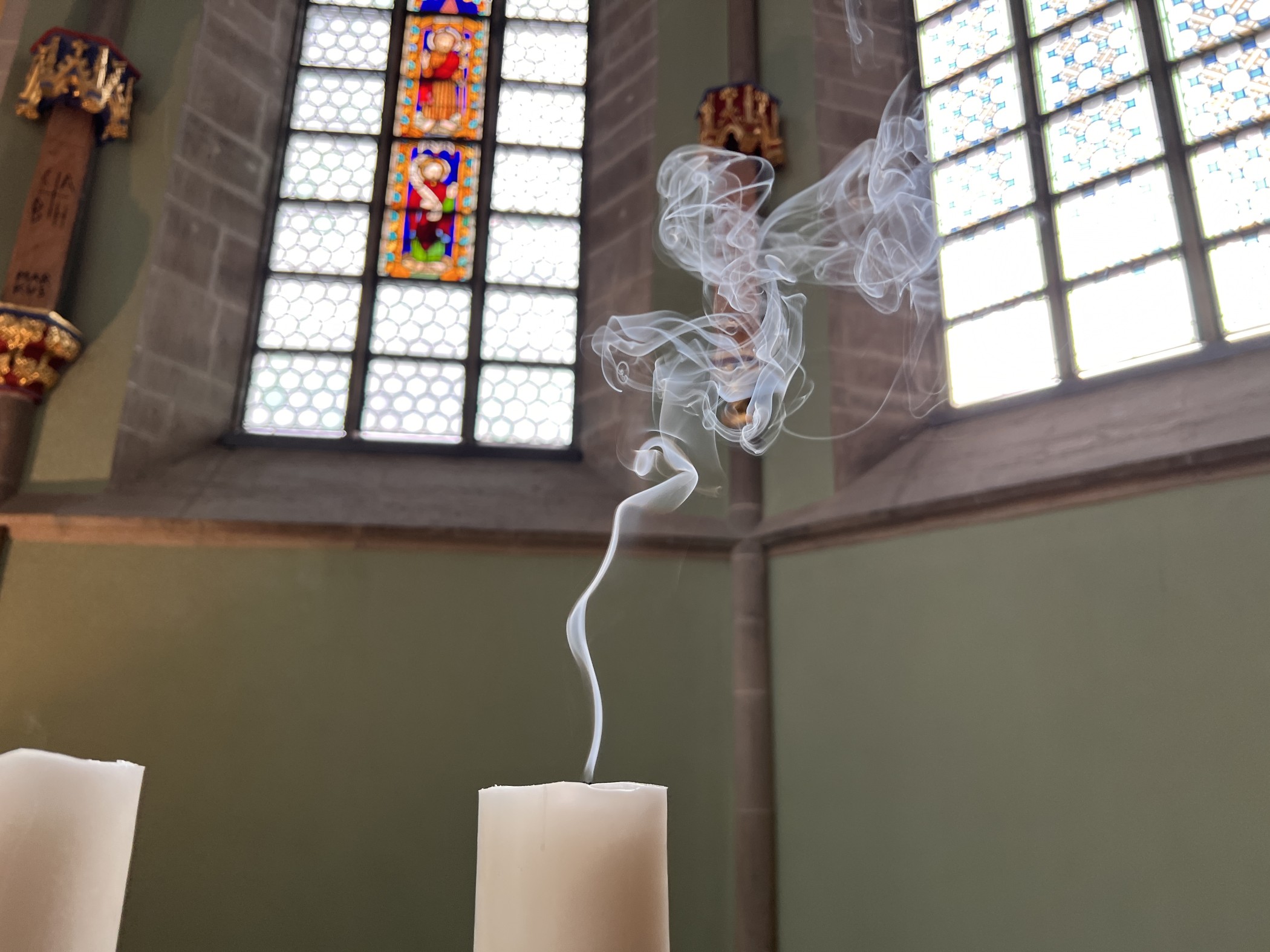 eine ausgeblasene Kerze im Altarraum