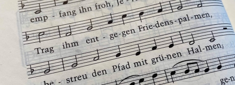 Lied des Monats: Dein König kommt in niedern Hüllen