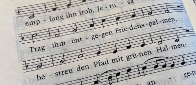 Lied des Monats: Dein König kommt in niedern Hüllen