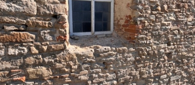 Mauern und rote Fäden