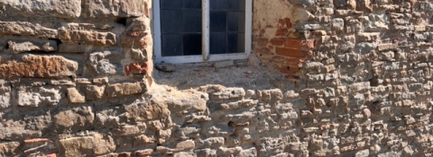 Mauern und rote Fäden