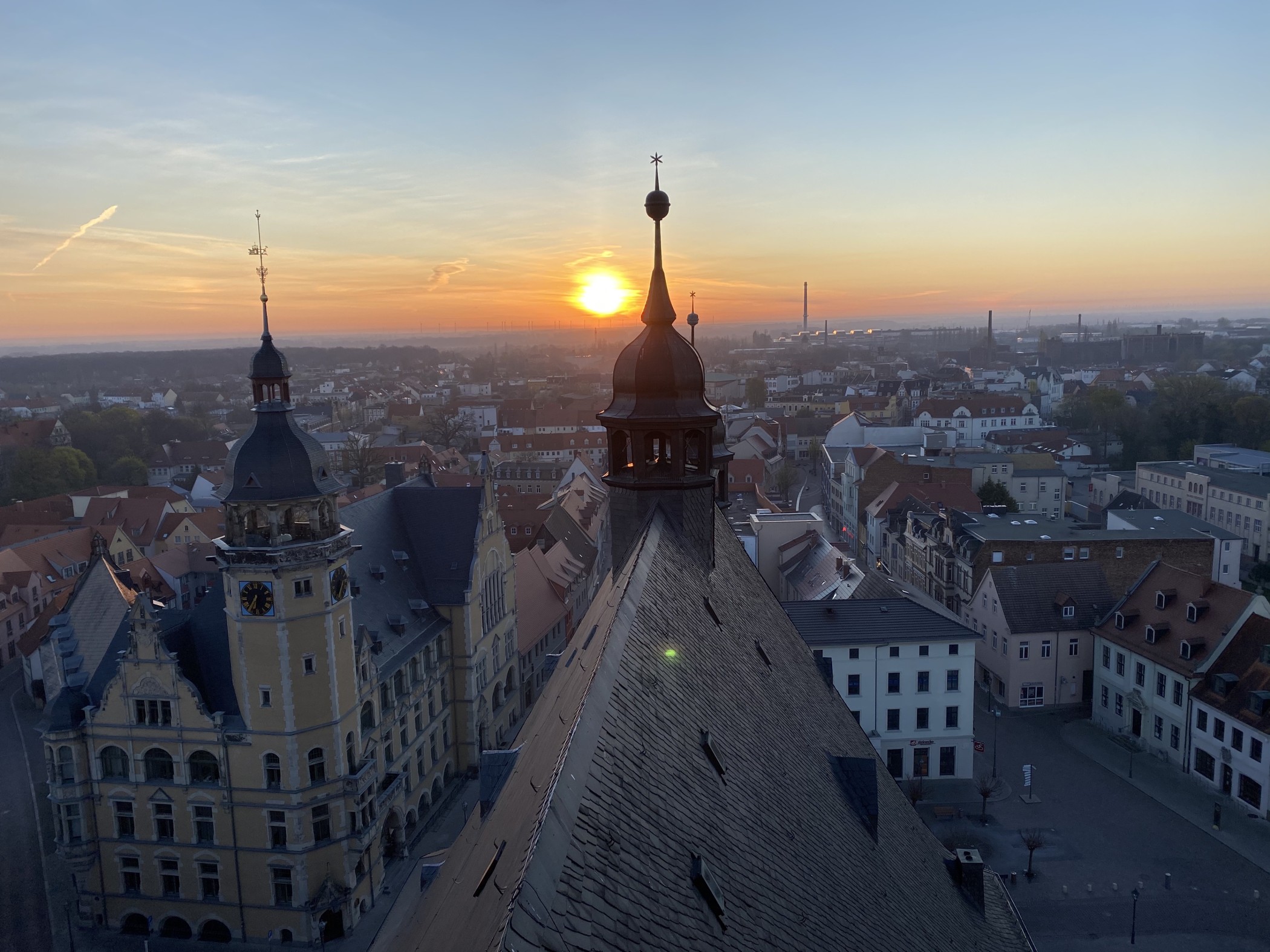 Sonnenaufgang mit Blick über das Dach von St. Jakob
