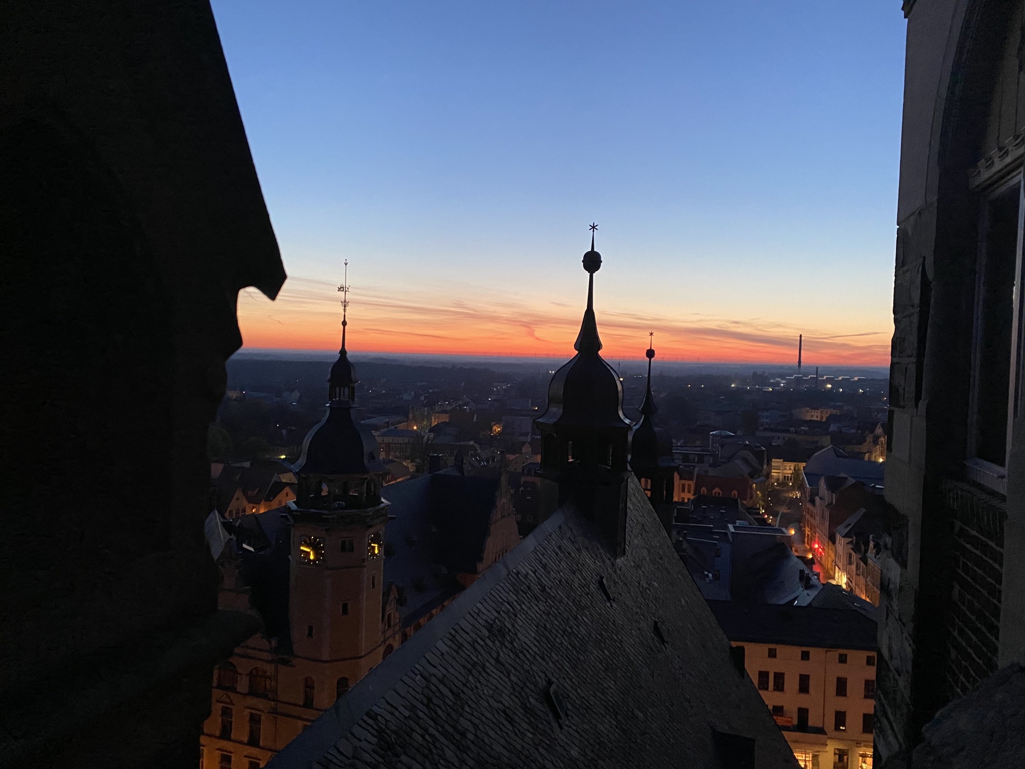Morgengrauen mit Blick über das Dach von St. Jakob